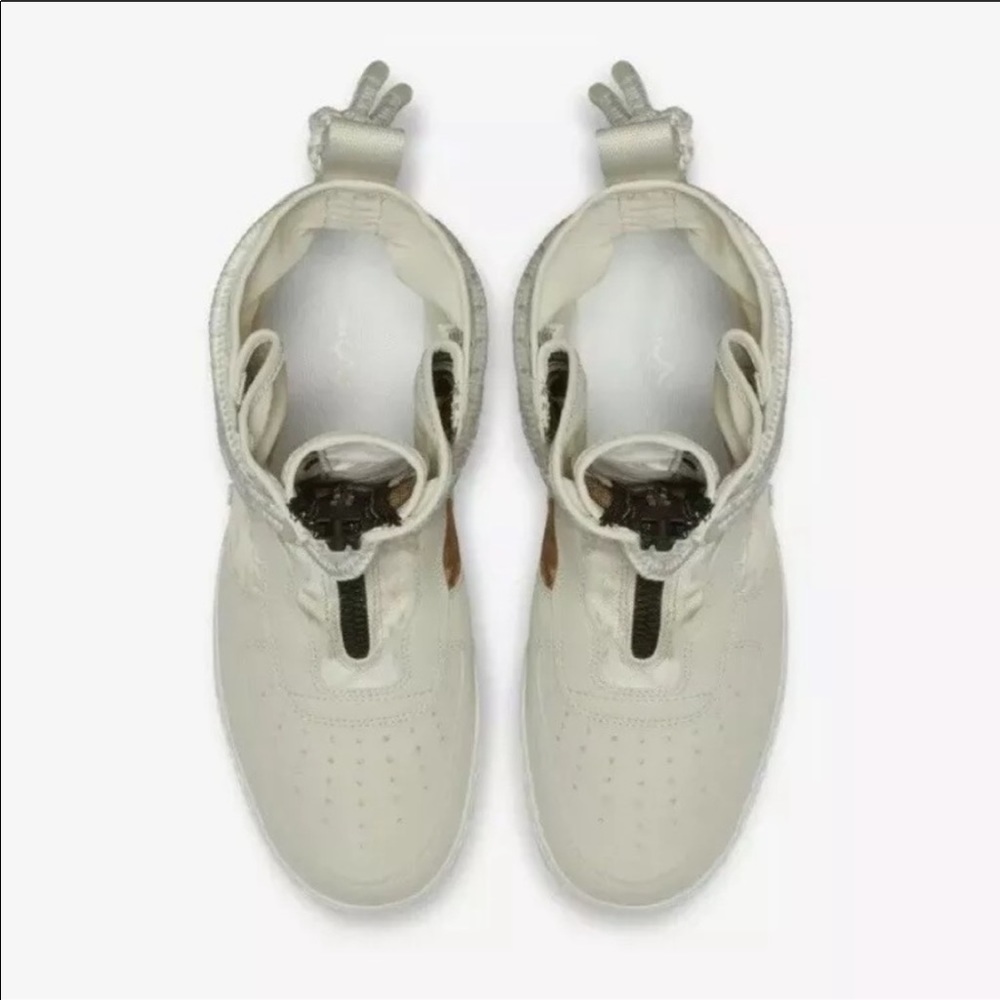 Nike - Picture 4 of 6